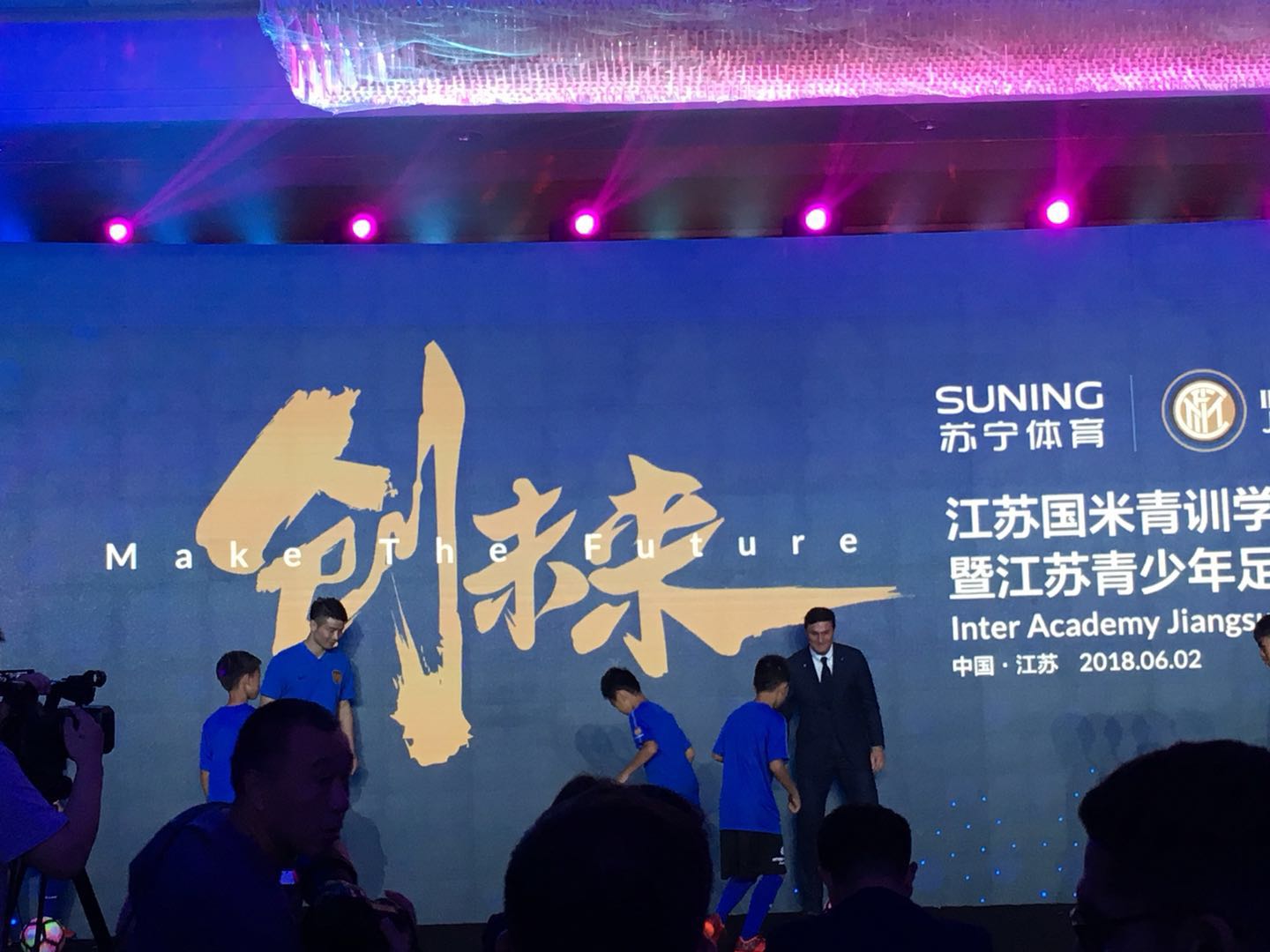 先学做人再学踢球,先做人再踢球