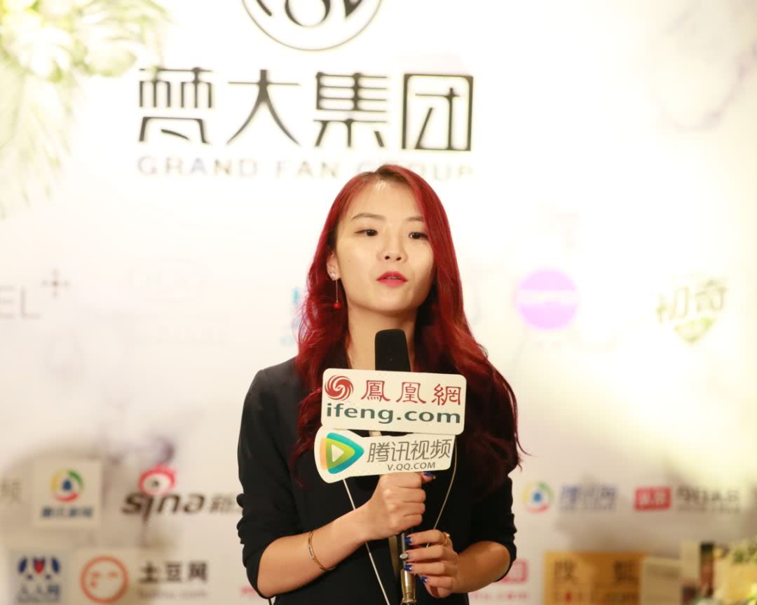 带着娃做着生意真不容易,带着小娃做生意