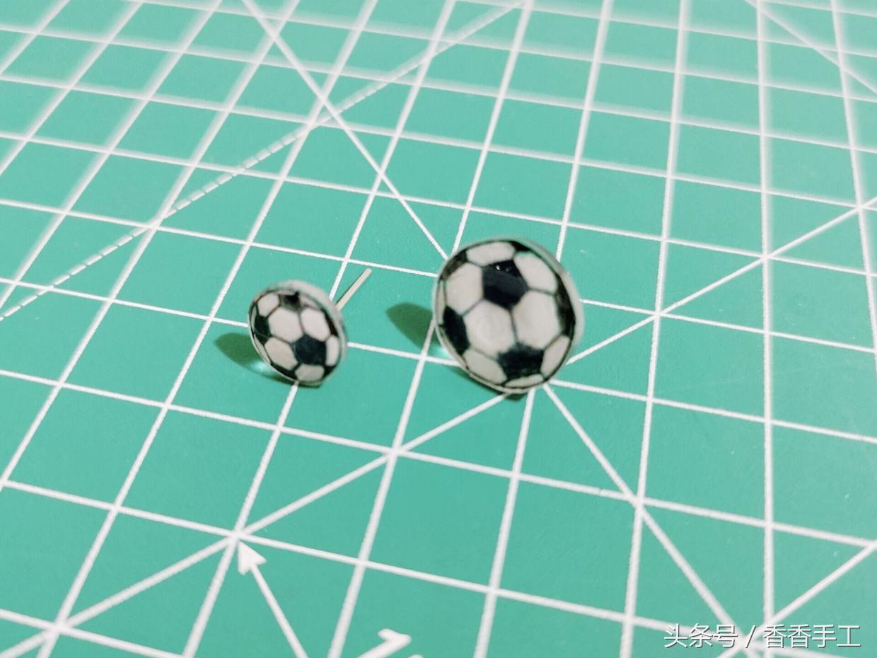 世界杯将至，是时候做些什么来庆祝下了，那么就做一个足球耳钉吧