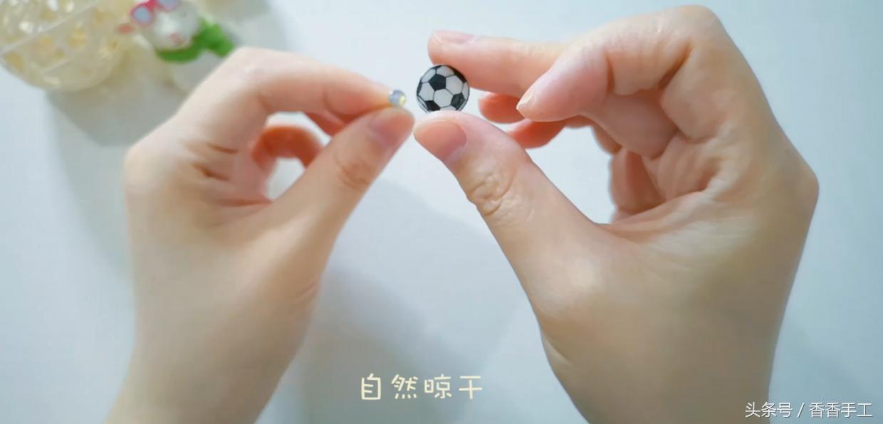 世界杯将至，是时候做些什么来庆祝下了，那么就做一个足球耳钉吧