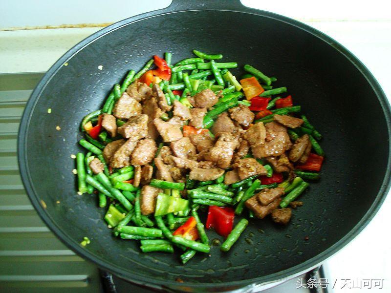 炒豇豆的时候特别炸怎么办,炒豇豆如何不硌牙