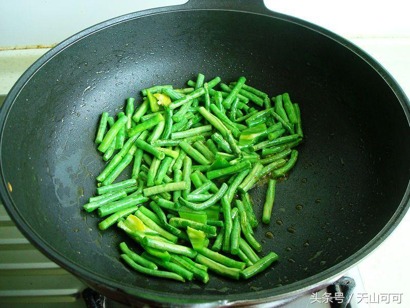 炒豇豆的时候特别炸怎么办,炒豇豆如何不硌牙
