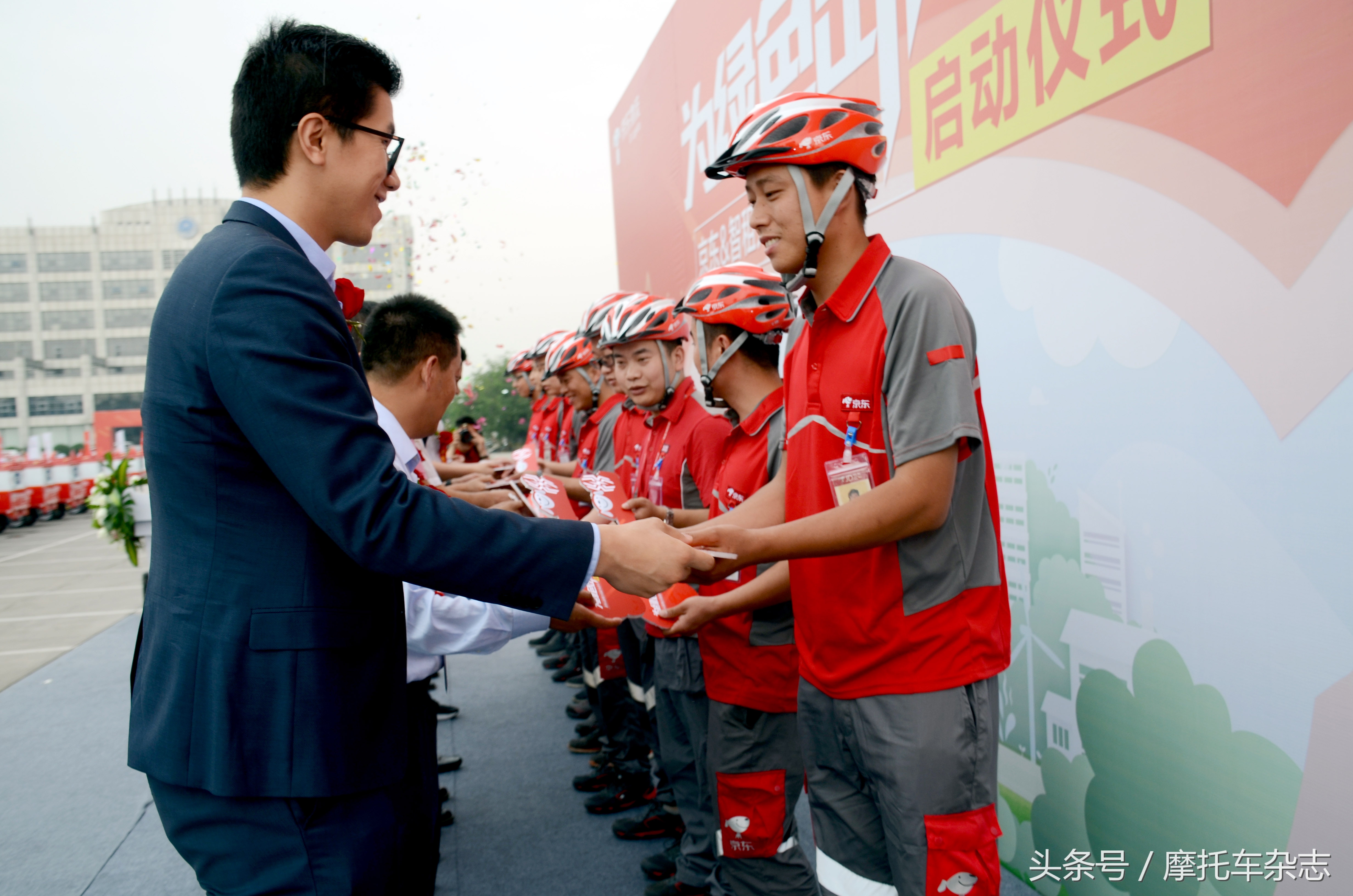 京东物流智能快递车,京东智能快递物流车