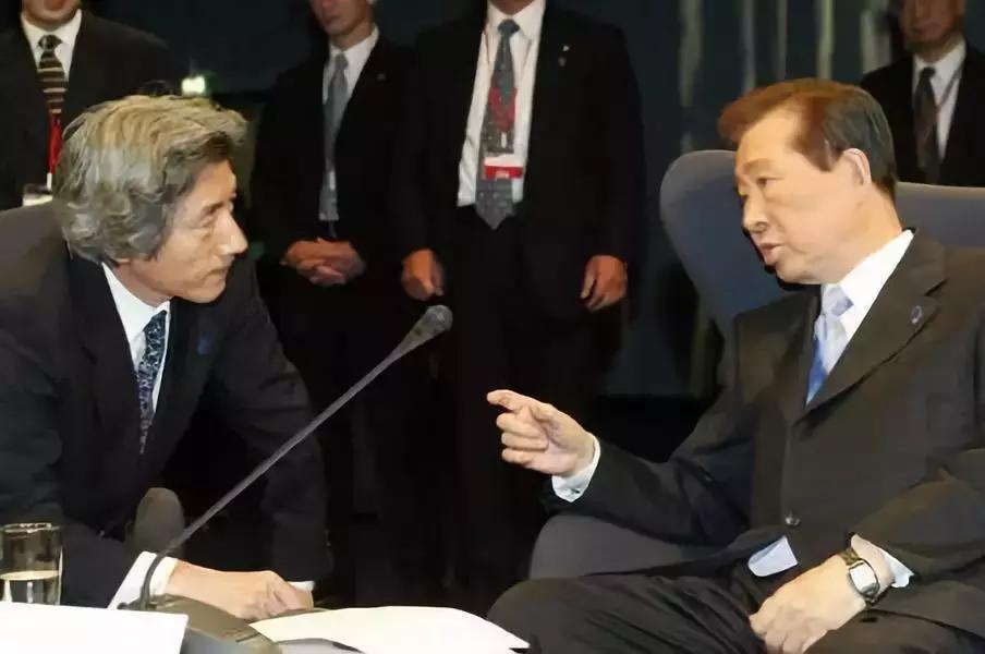 坐着六十年代椅子,小时候的椅子好怀旧