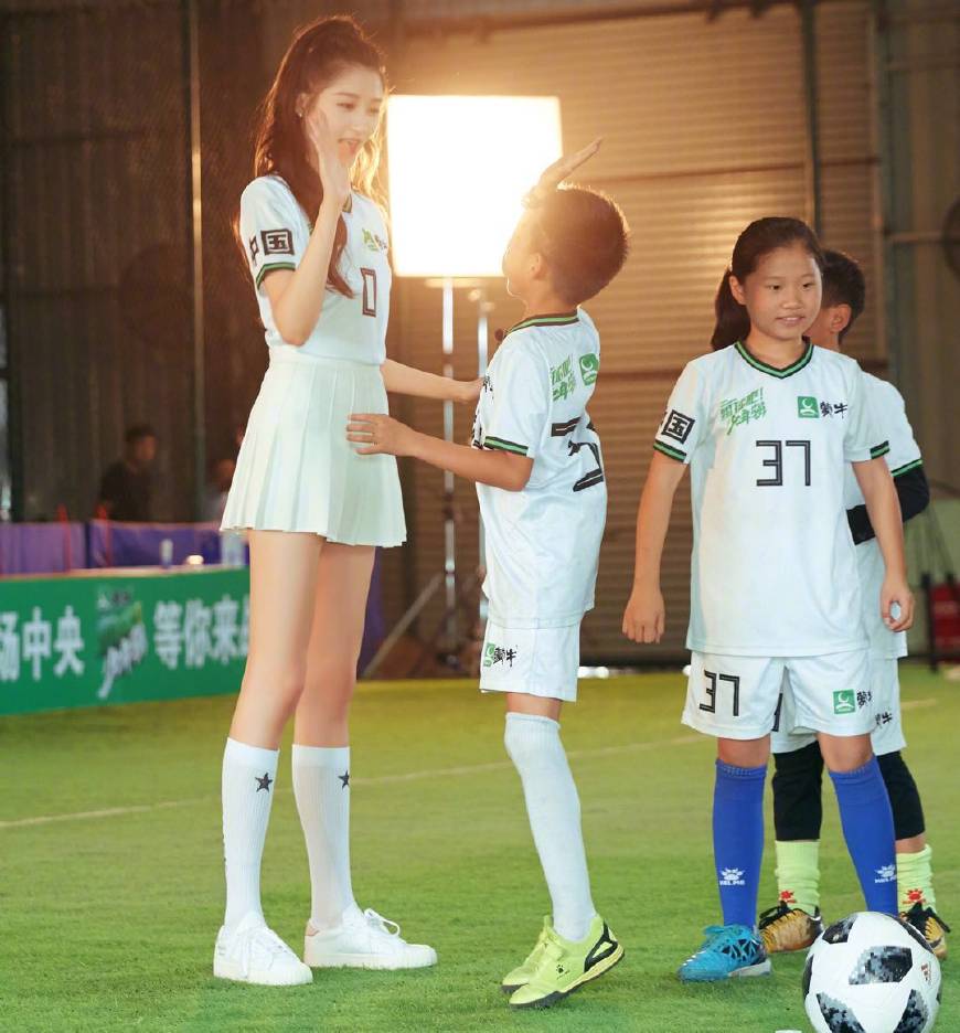 关晓彤造型回归皮裙秀出2米长腿,关晓彤穿蓬蓬裙变身长腿