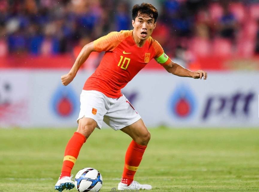 国足雨战2-0客胜泰国,“武球王”梅开二度,全场欢呼!