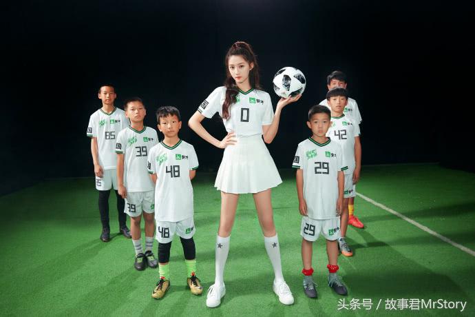鹿晗关晓彤踢球,关晓彤穿足球服的照片