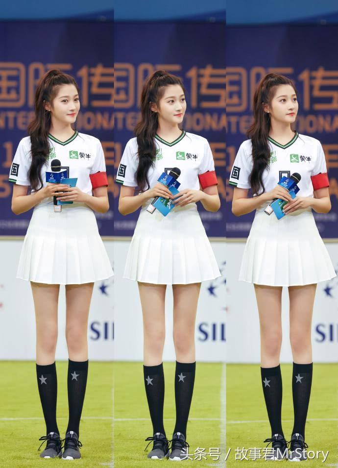 鹿晗关晓彤踢球,关晓彤穿足球服的照片