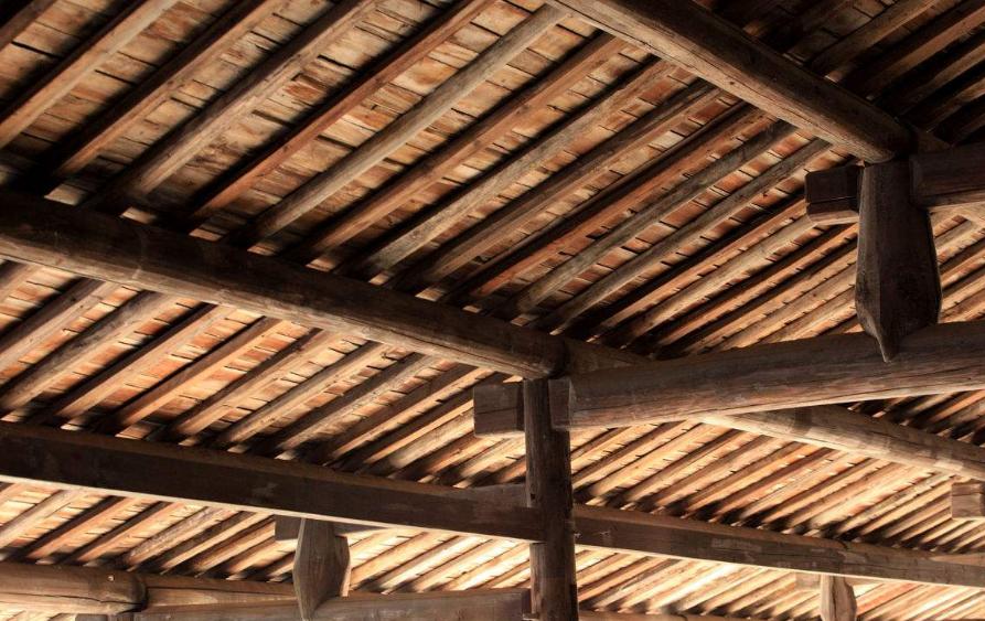 农村家里不住人有什么说法,民间谚语檐下不坐人梁下立床