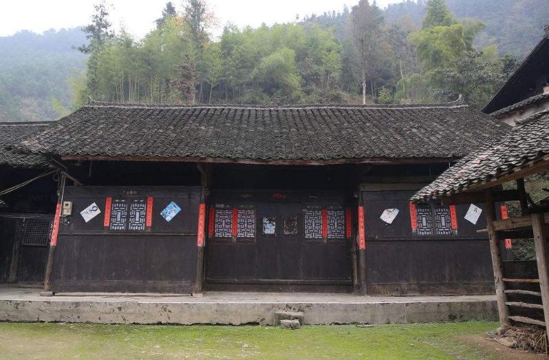 农村家里不住人有什么说法,民间谚语檐下不坐人梁下立床