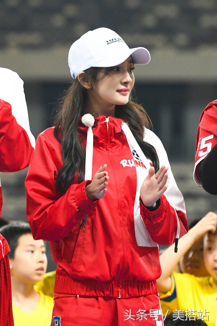 活力十足关晓彤化身足球宝贝,关晓彤化身足球宝贝助力世界杯