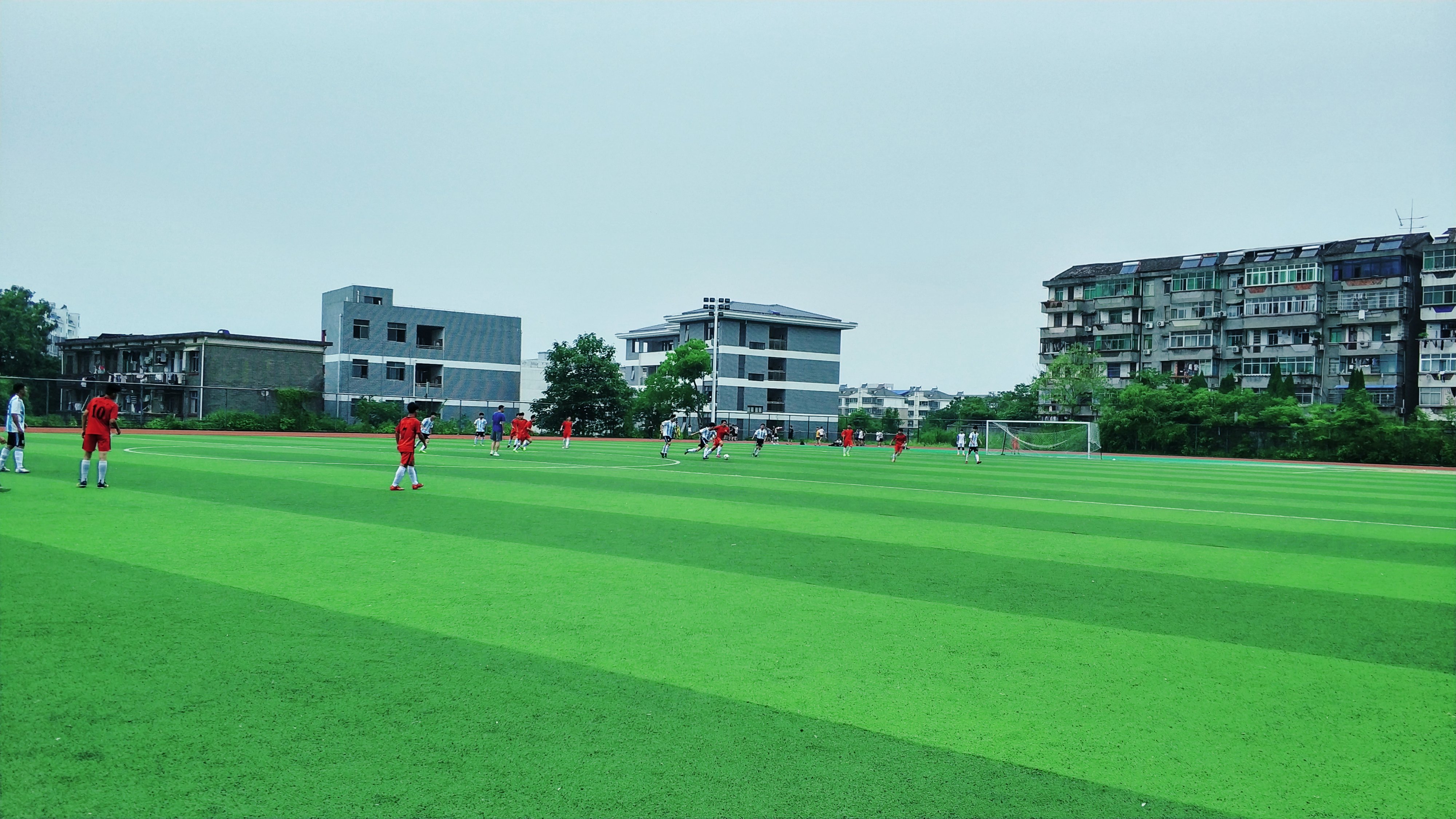 马上就要高考了，去抚州市第一中学看他们踢一场校际足球赛