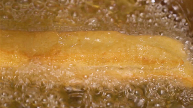 家常自制放心油条的做法视频,油条是怎么炸成的