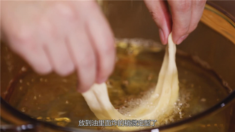 油条最简单炸出来还好吃,教你做放心油条不用任何添加剂