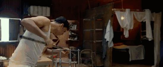 这部盯着下半身拍的电影,不服不行