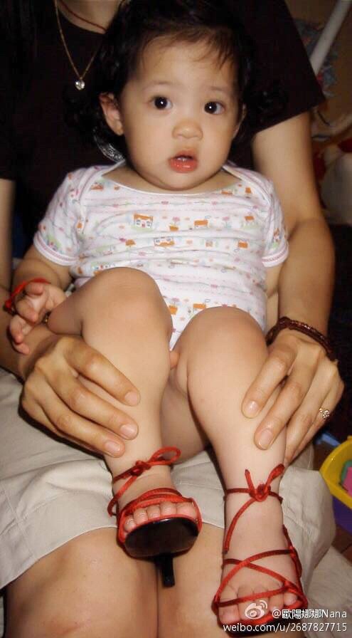欧阳娜娜童年私照曝光,简直水蜜桃精转世,全身名牌这鞋太讲究了