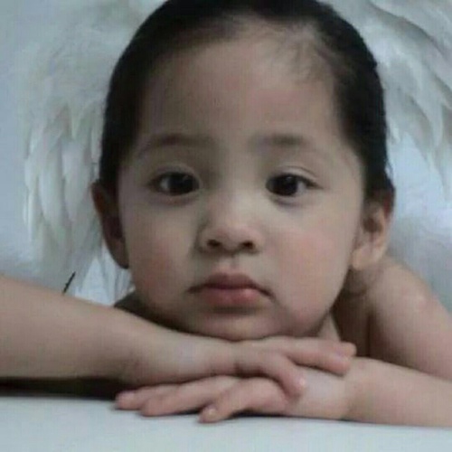 欧阳娜娜童年私照曝光,简直水蜜桃精转世,全身名牌这鞋太讲究了