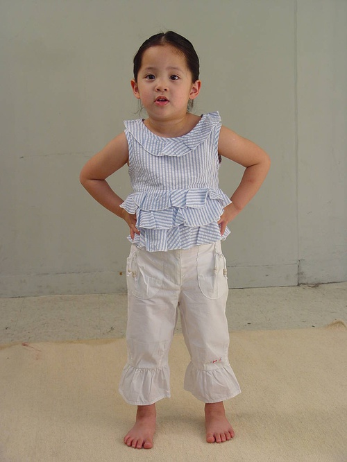 欧阳娜娜童年私照曝光,简直水蜜桃精转世,全身名牌这鞋太讲究了