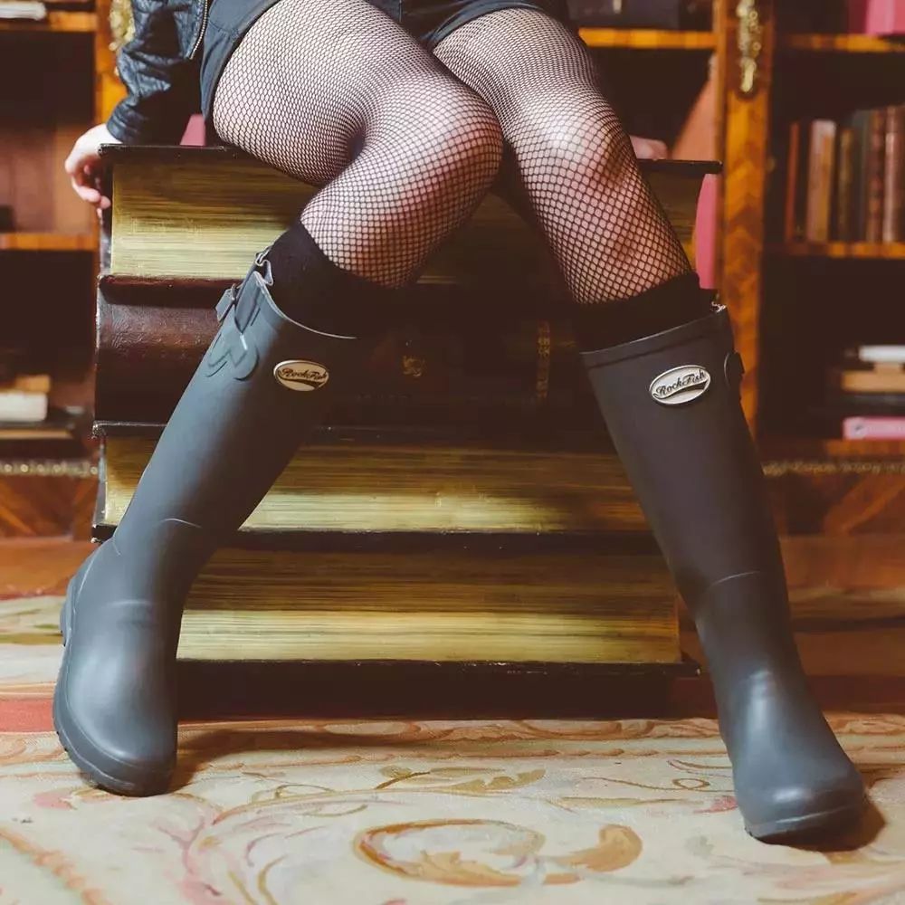 穿上雨鞋,下雨天穿雨鞋防水又好看时尚