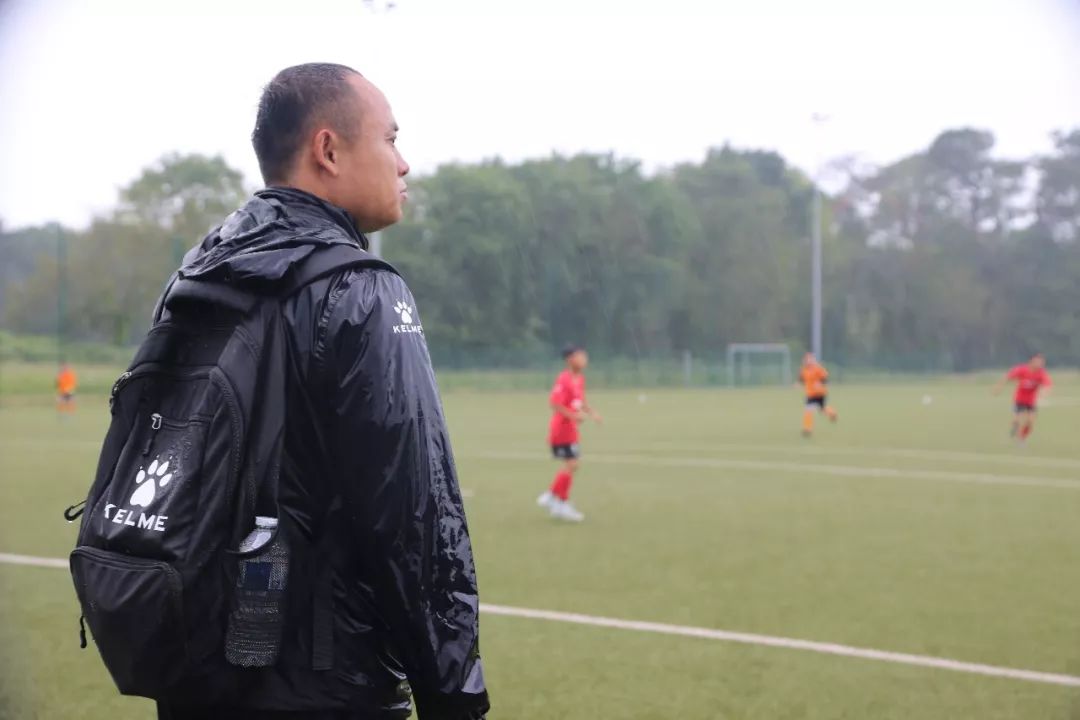 国外唱中国国歌激动到流泪,异国他乡唱国歌催泪视频