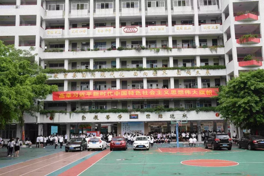 高考汕头几个考场,高考第一天学校门口人山人海