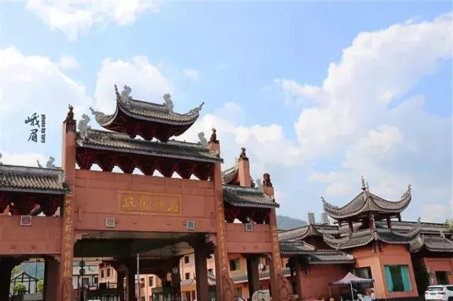 带着女生去峨眉山,带着女友穷游