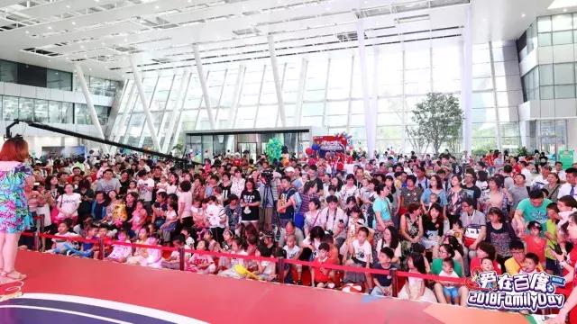 世界杯开幕人群组成球员踢球,百度世界杯活动