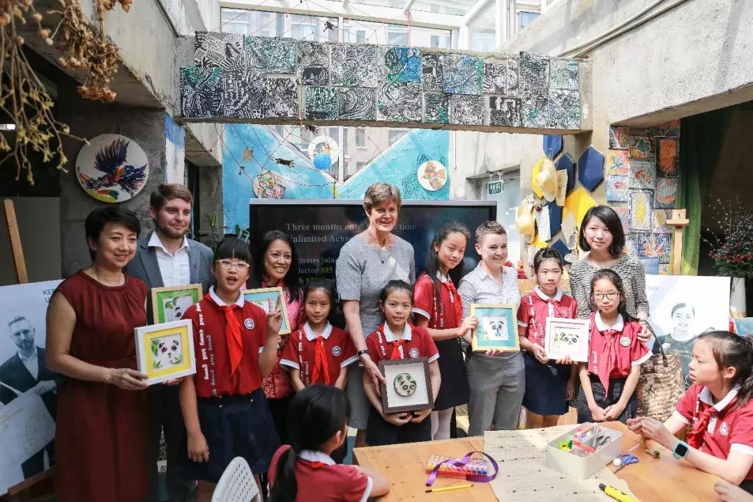 支持减塑，英国驻华大使和成都小学生一起DIY环保帆布袋