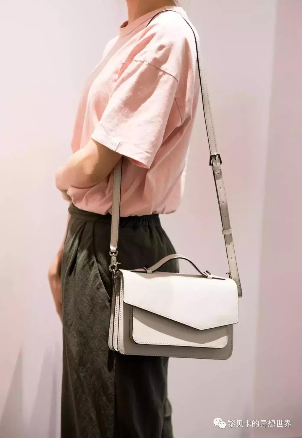 她们买了不少包，但天天背的还是这几个