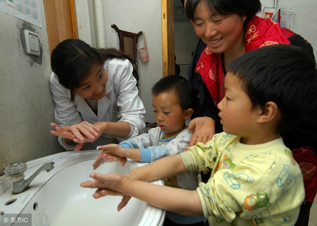 最近疱疹性咽峡炎手足口病高发期,6个月宝宝疱疹性咽颊炎反复高热