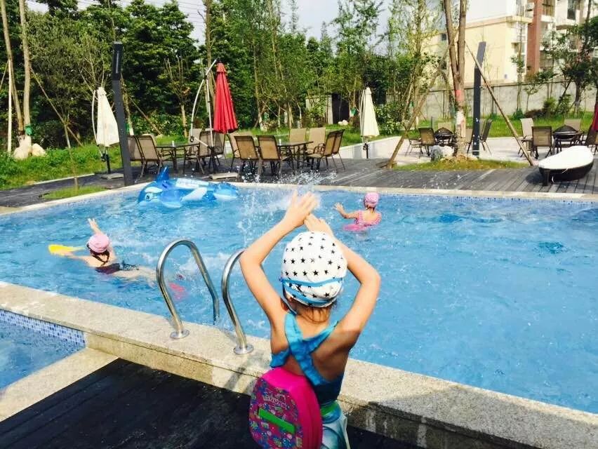 避暑耍水爽一夏！低至4折≈258元抢街子古镇艺家精品酒店住宿一晚！双早+游泳+逛古镇……屋里搓麻~山涧耍水~全家游~凉快的很！