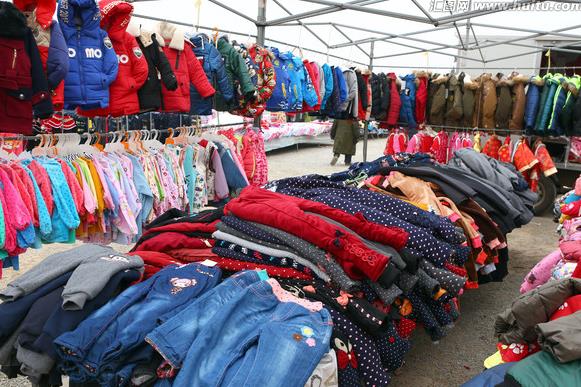 皮草有两种颜色怎么防止掉色,皮草染上掉色颜色怎么洗掉