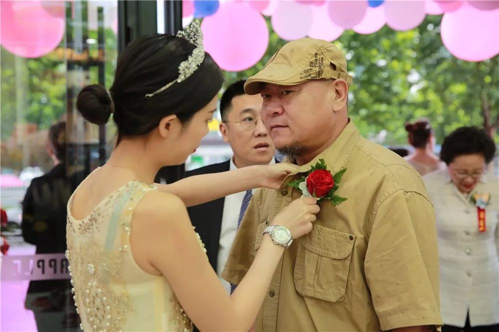 香港红苹果家具石家庄旗舰店盛大开业