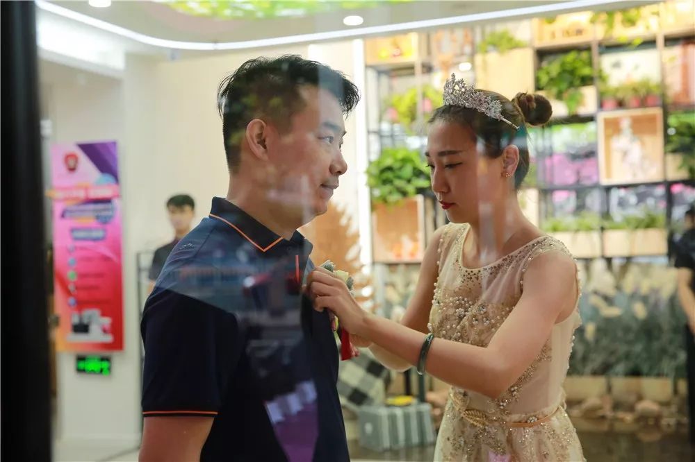 香港红苹果家具石家庄旗舰店盛大开业