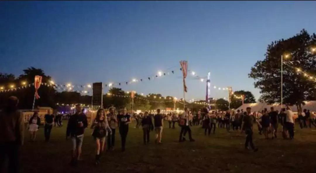 女生参加音乐节，突然感觉双腿间热热的，一回头顿时觉得恶心至极