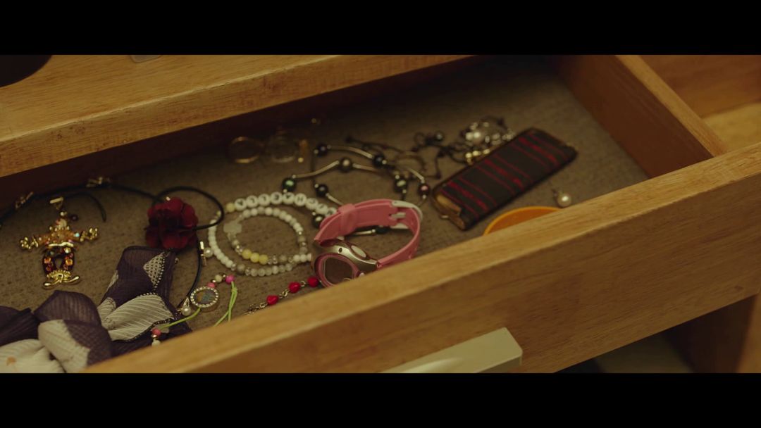 李沧东改编村上春树的《燃烧》，细思恐极的隐喻和谜团全为你破解