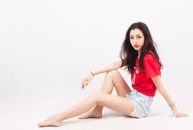 这些空姐都是正宗女球迷