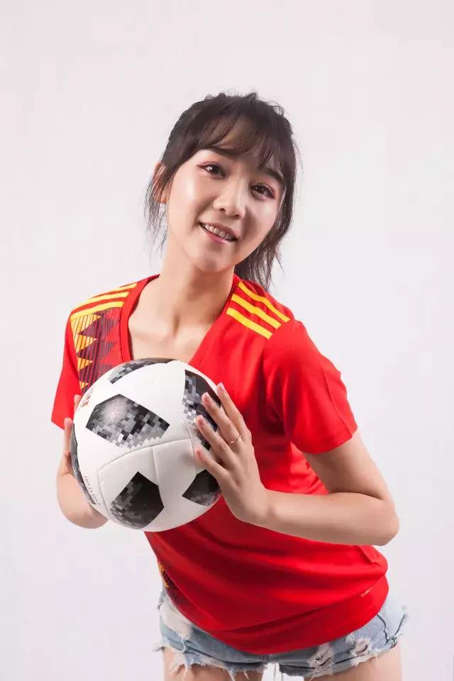 这些空姐都是正宗女球迷