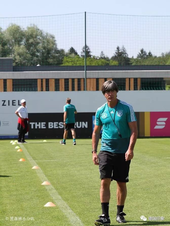 德国夺冠后向观众展示大力神杯,2022世界杯德国队虽败犹荣