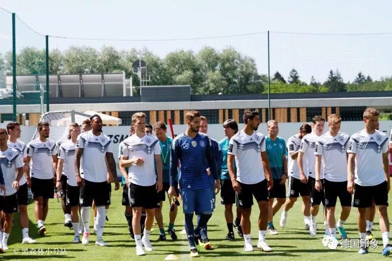 德国夺冠后向观众展示大力神杯,2022世界杯德国队虽败犹荣