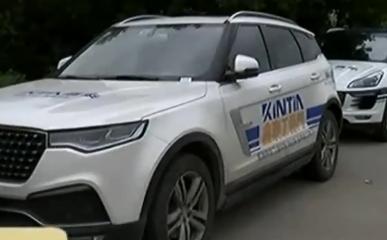 小车坠河10岁男孩,河南轿车下水救人