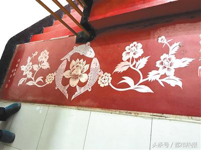 老小区的“楼道化妆师”打消了她想搬家的心