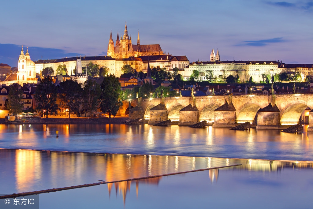 夜幕下的布拉格广场变得如此美好,布拉格广场