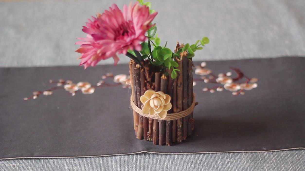 这么好看的田园风笔筒，原来是用快递盒和枯树枝做的，复古文艺范