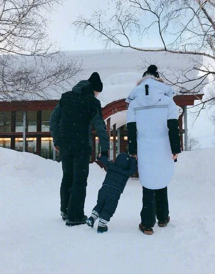 黄晓明baby小海绵同框新闻,黄晓明angelababy同框带小海绵出游