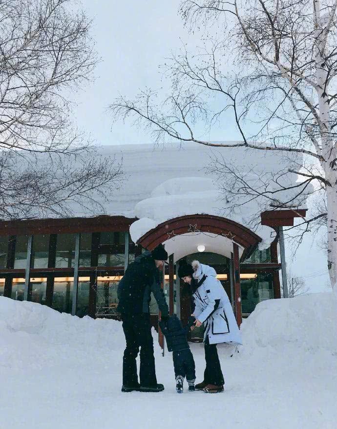 黄晓明baby小海绵同框新闻,黄晓明angelababy同框带小海绵出游