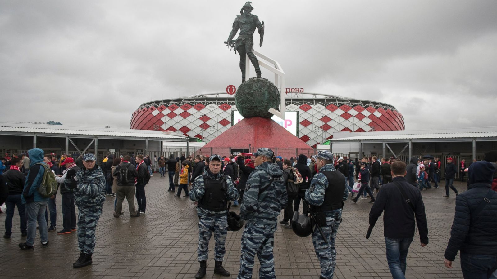 怂了？英格兰超1300名足球流氓被禁止入俄境内，球票预售创新低