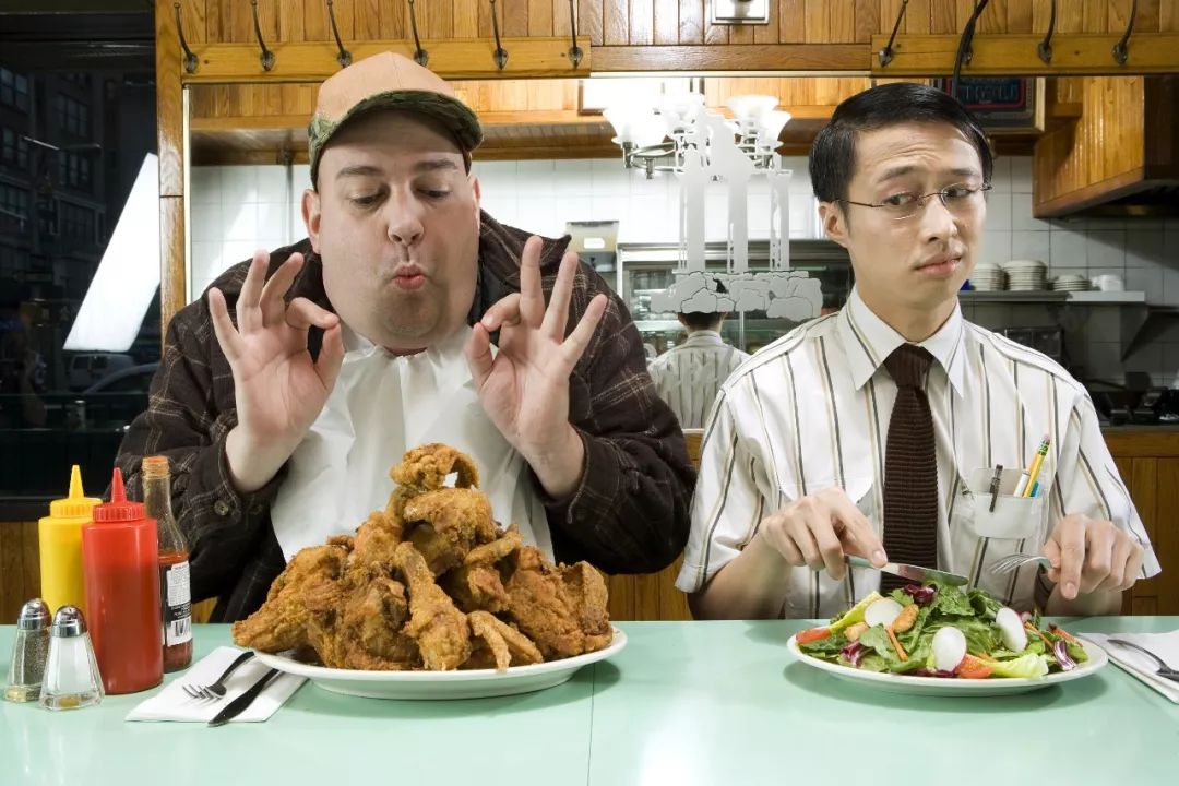 理发师看到长发男孩,理发师看到一个男孩头上长满旋