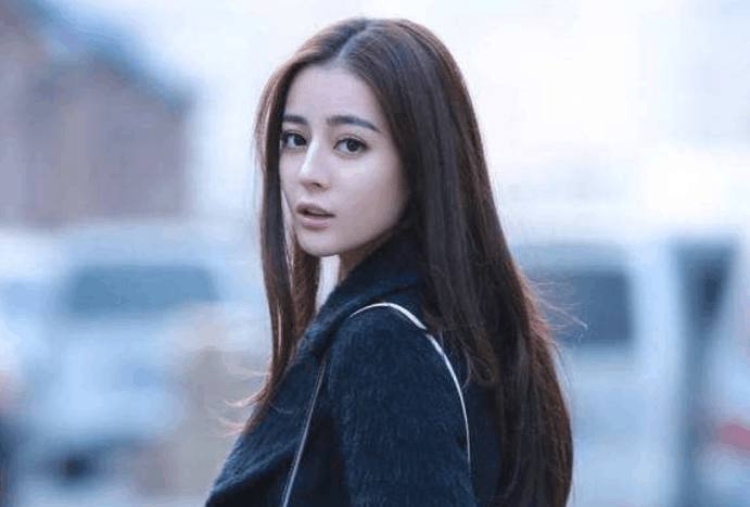 迪丽热巴刷脸刷到俄罗斯，新剧撞档世界杯！粉丝陷入两难