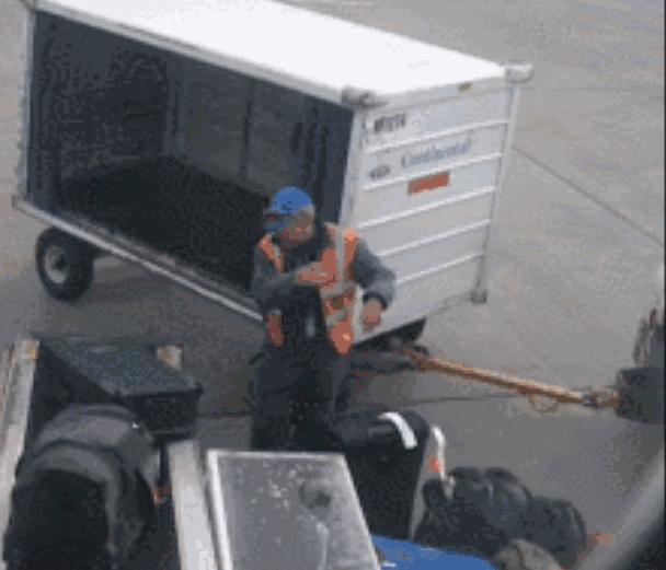 坐飞机时托运的行李都经历了什么,飞机行李托运经历了什么